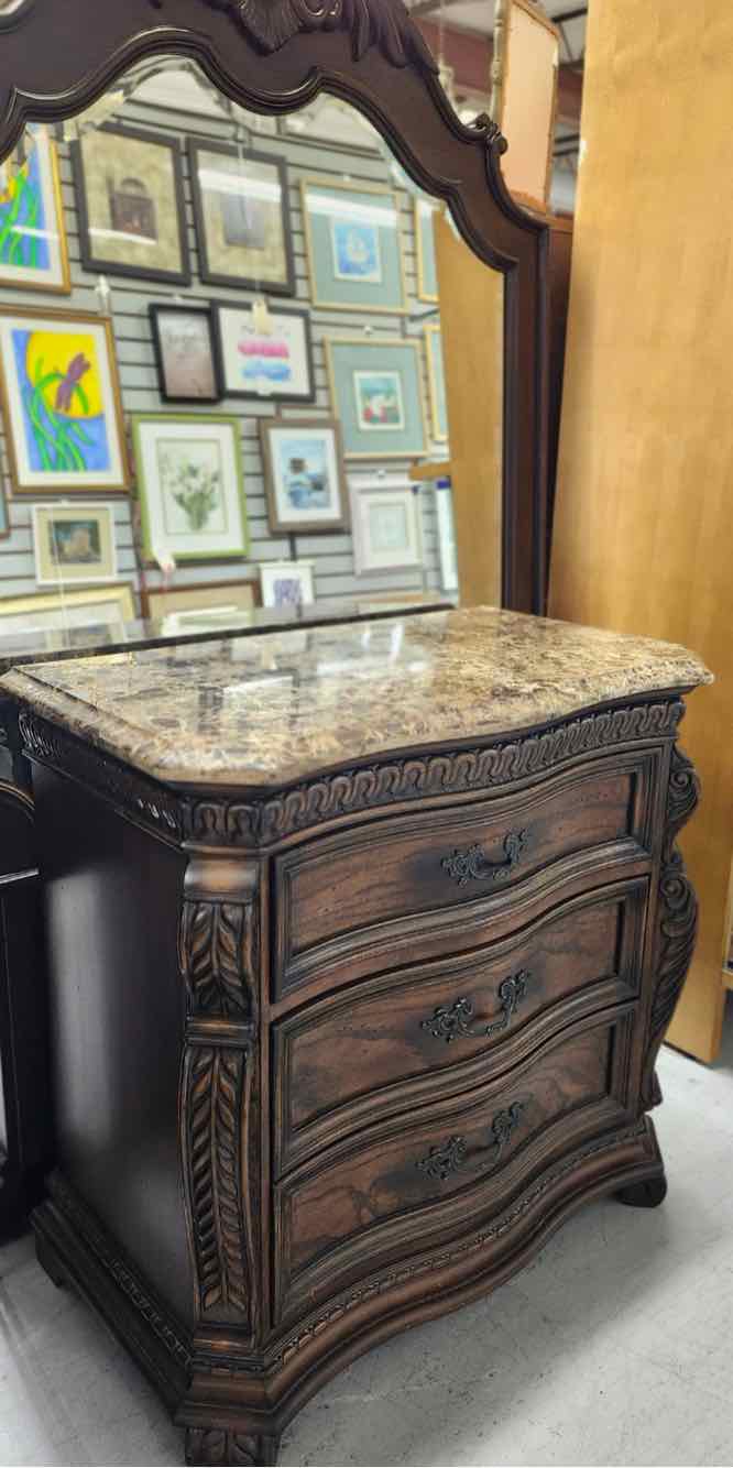 King Bed w/Dresser/Pair Nightstands