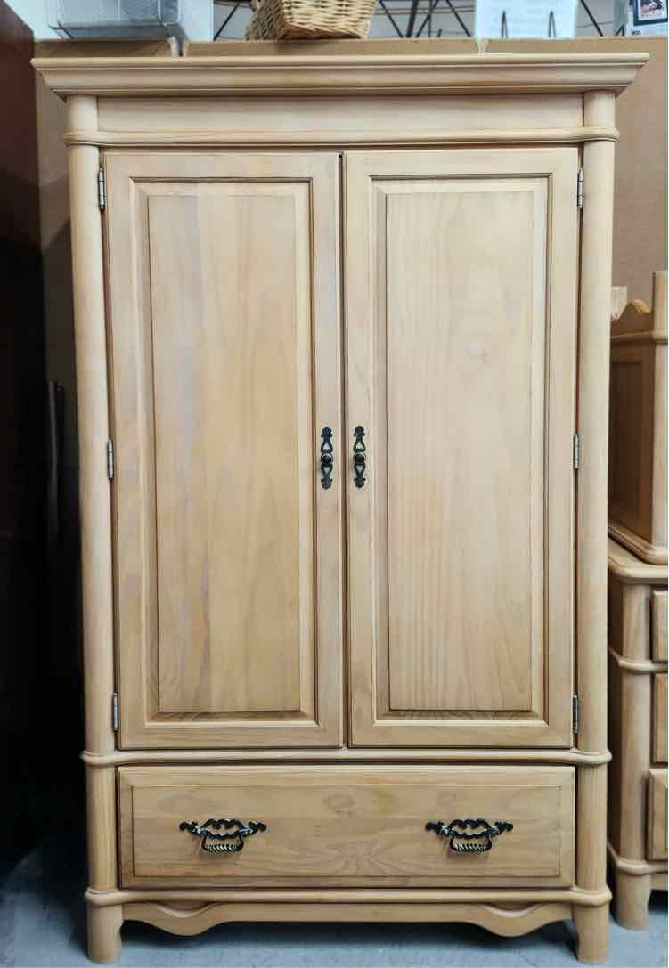 Empaque Wood Armoire
