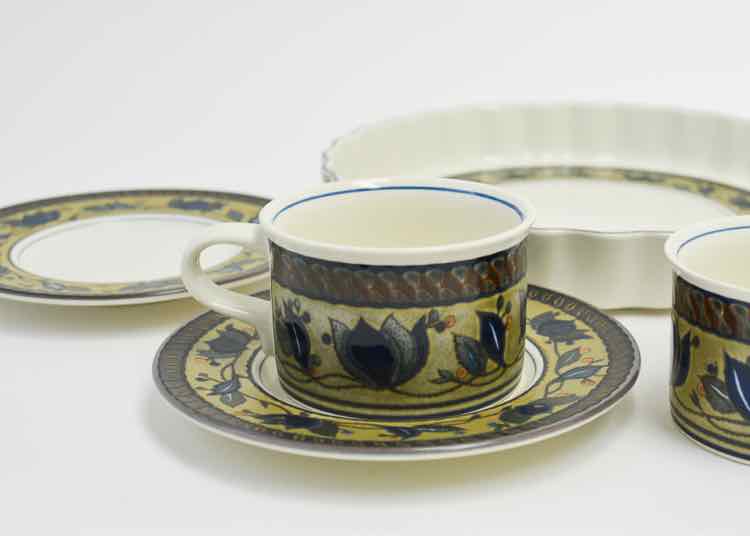 Mikasa Intaglio Tea/Quiche Set