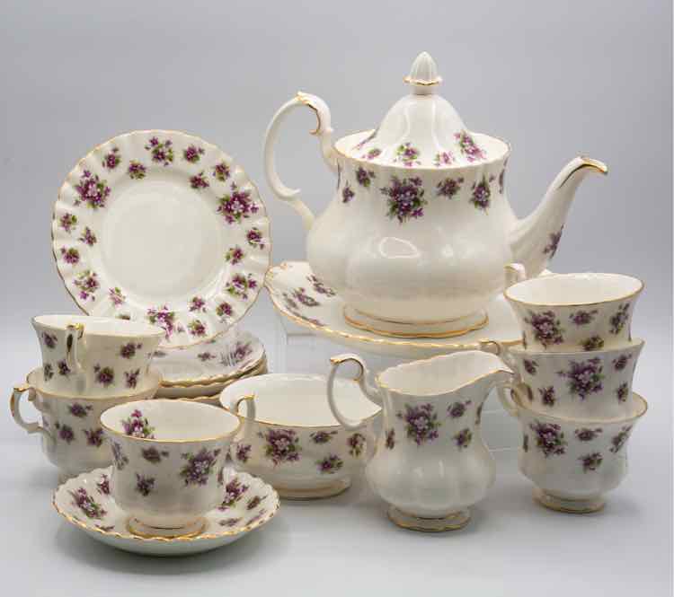 Royal Albert 'Sweet Violet' China Set/15pcs