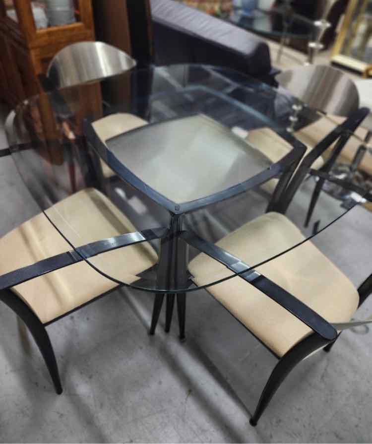Round Glass Table w/4 Chairs