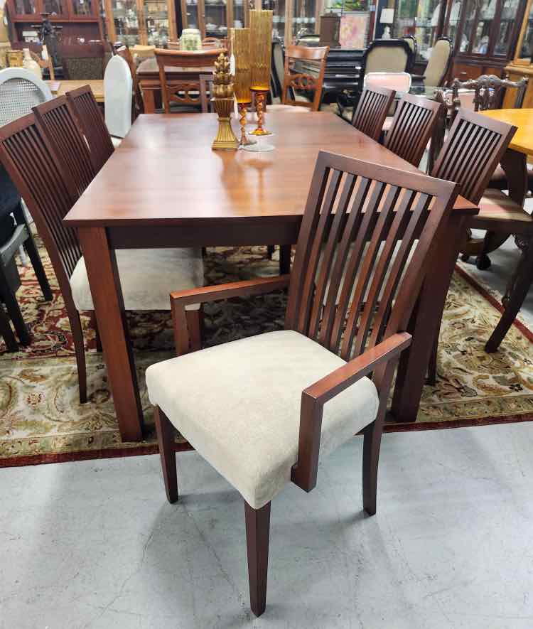 Dinning Table w/8 Chairs and Leaf