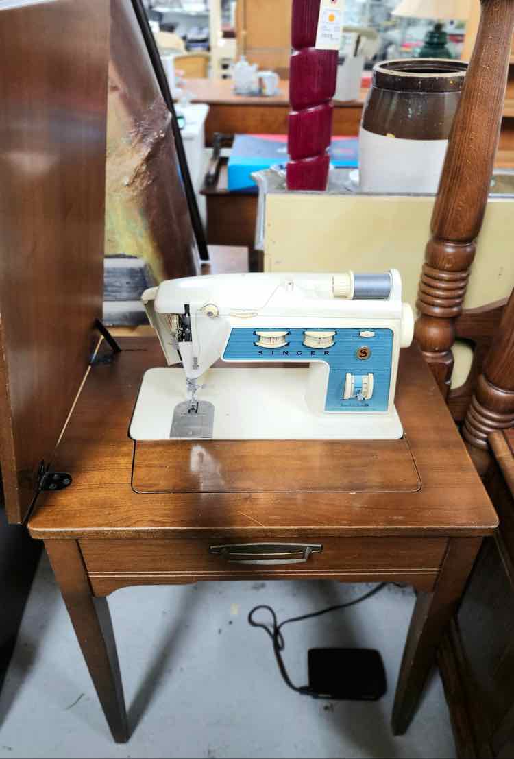 Sewing Machine w/Table