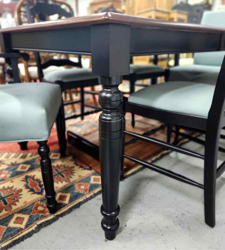 Table w/6 Chairs and Leaf