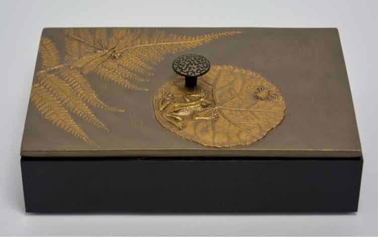 Brown Frog Pond Box w/ Lid