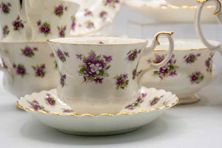 Royal Albert 'Sweet Violet' China Set/15pcs