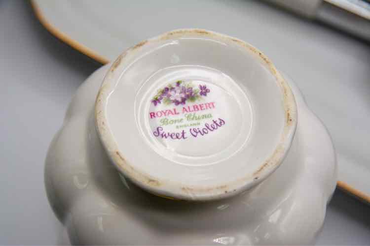 Royal Albert 'Sweet Violet' China Set/15pcs