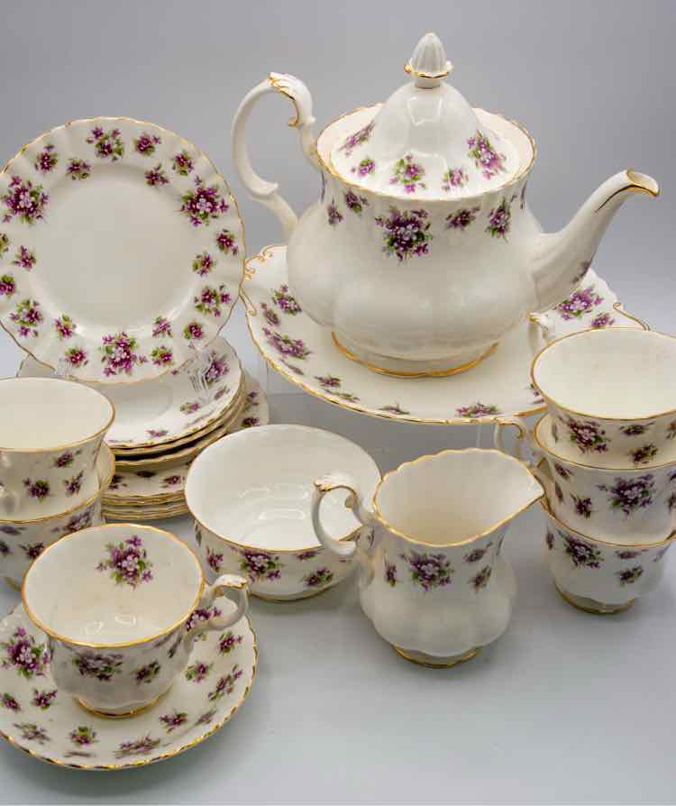 Royal Albert 'Sweet Violet' China Set/15pcs