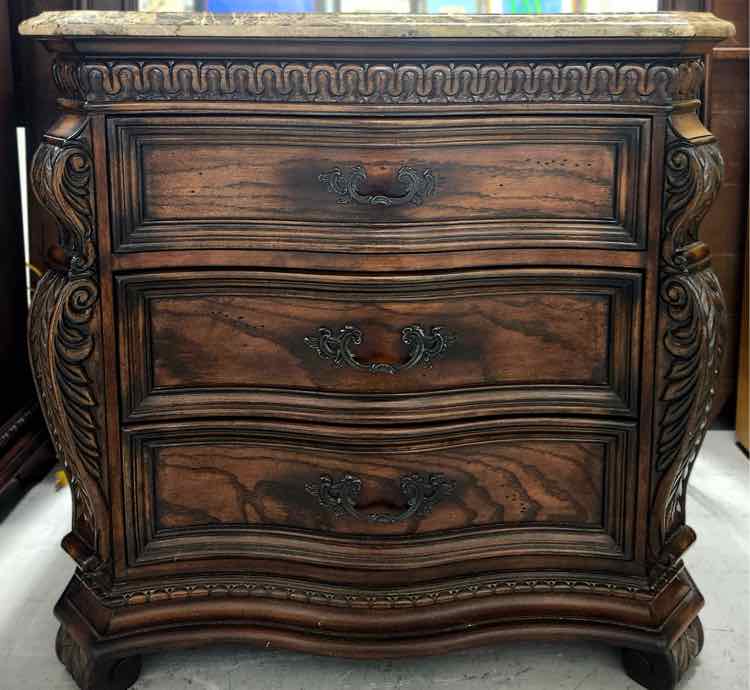 King Bed w/Dresser/Pair Nightstands