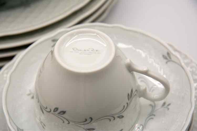 Oscar De La Renta Dishware