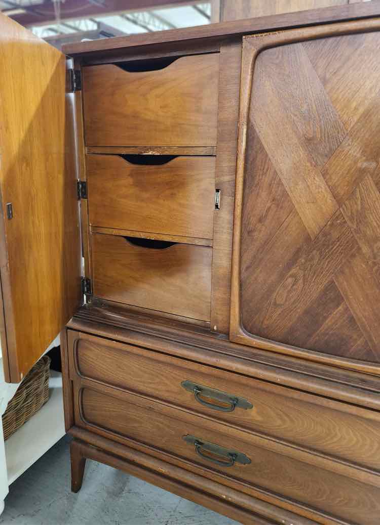 United Dresser