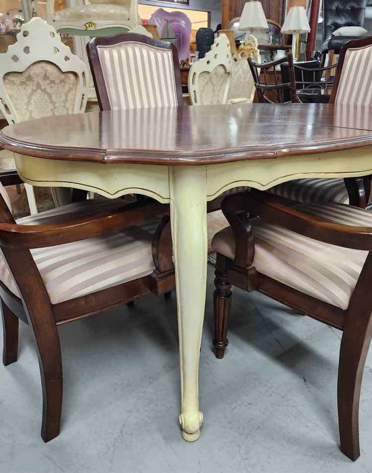 Table w/4 Chairs and Leafs