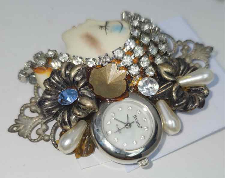 Bonetta Deco Lady Brooch