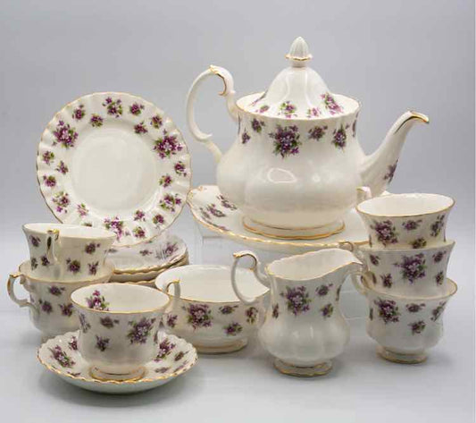 Royal Albert 'Sweet Violet' China Set/15pcs