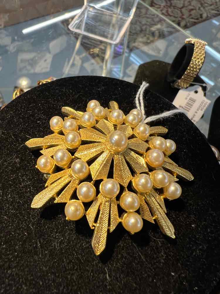 Vtg.Goldtone Pearl Brooch