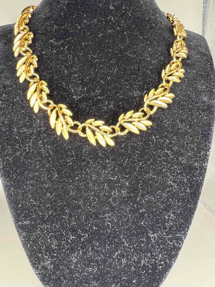 Napier 60's Vtg.Leaf Necklace