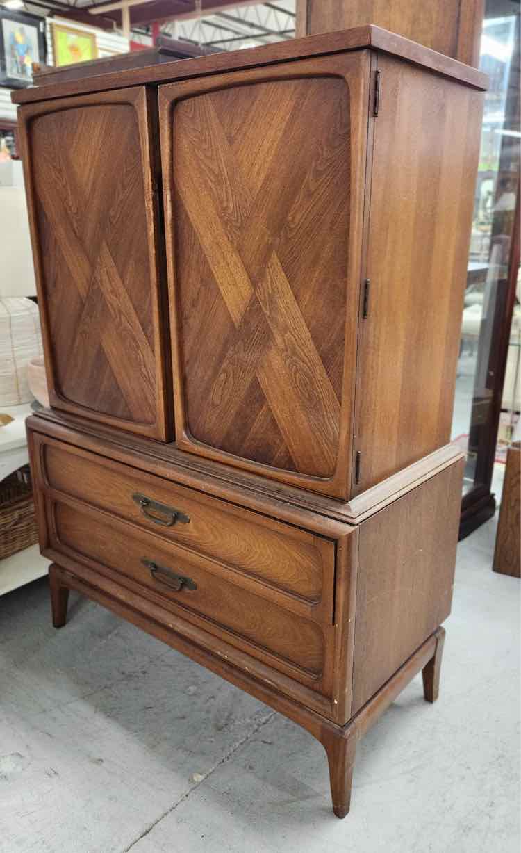 United Dresser