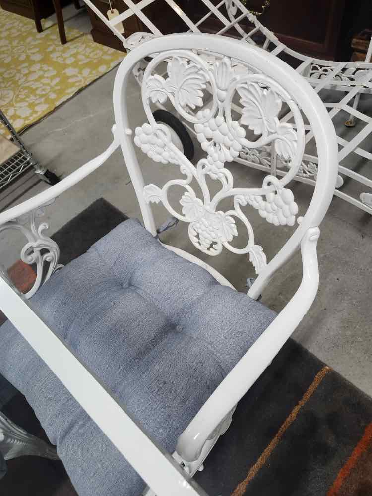 Outdoor Furniture White Metal Table w/4 Chairs