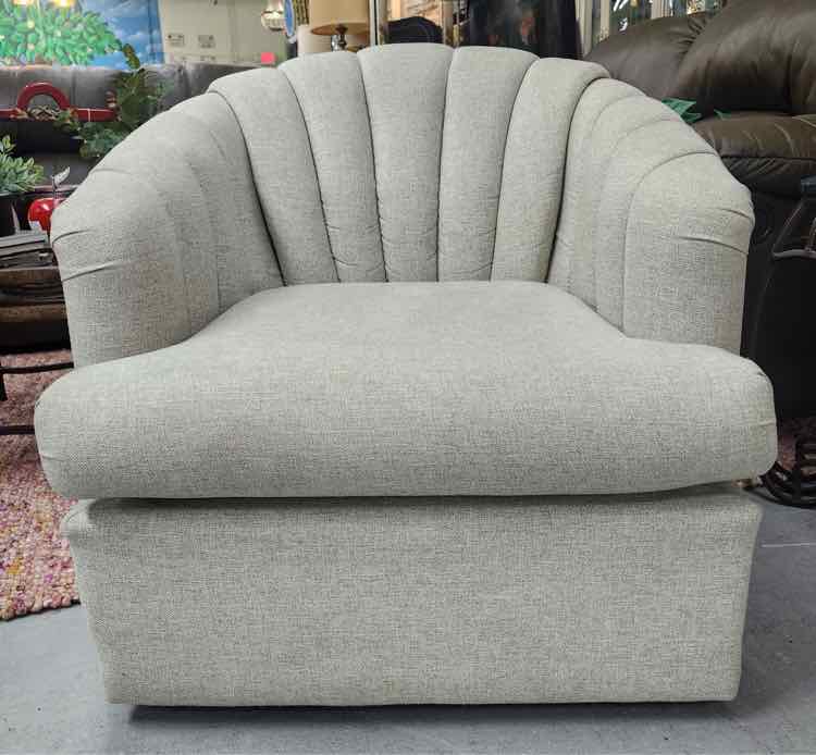 Tuffted Swivel Arm Chair