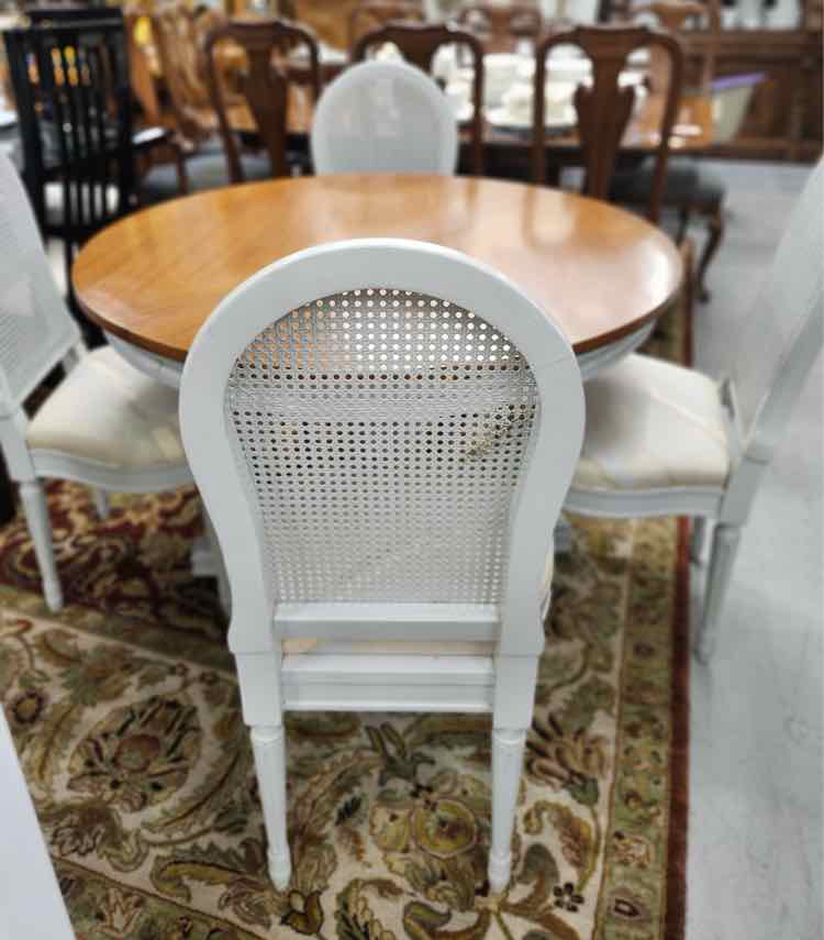 Round Dining Table w/ 4 chairs