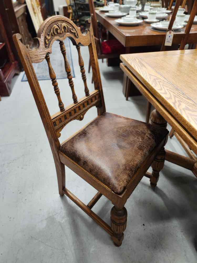 Antique Oak Table w/4 Chairs
