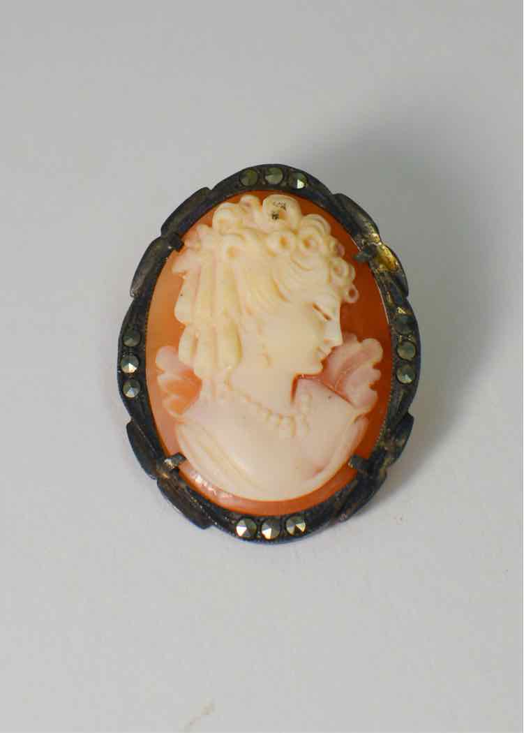 Vtg.Carved Shell Camero Brooch/Pendant