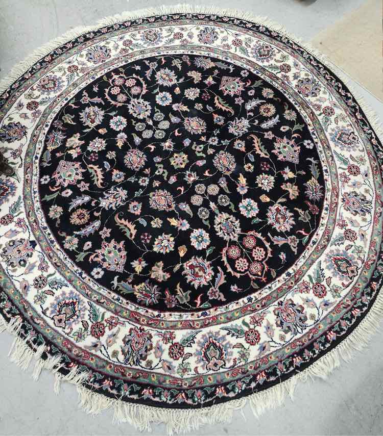 77" Round Black/Red Rug