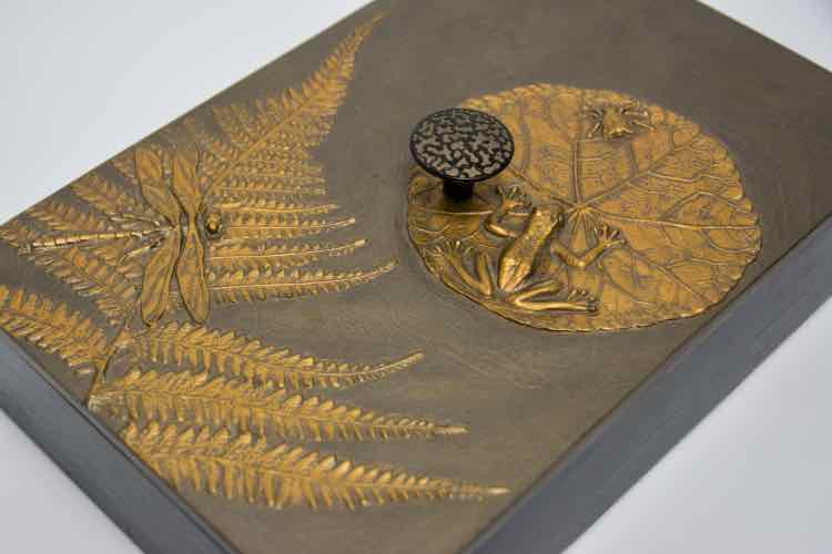 Brown Frog Pond  Box w/ Lid