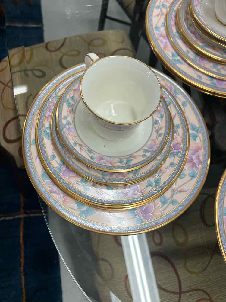 Noritake 10 Place Settings&Teapot