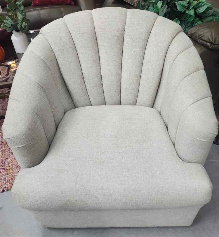 Tuffted Swivel Arm Chair