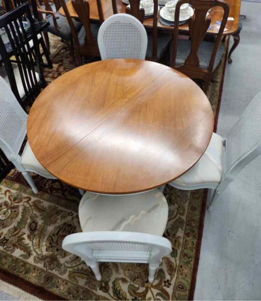 Round Dining Table w/ 4 chairs