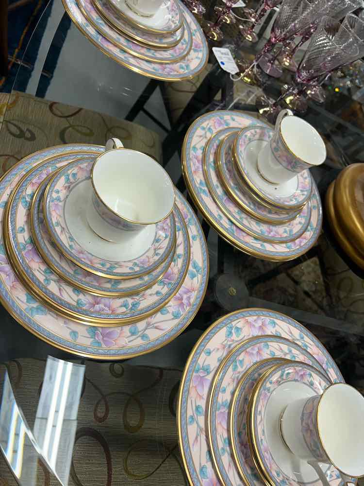 Noritake 10 Place Settings&Teapot