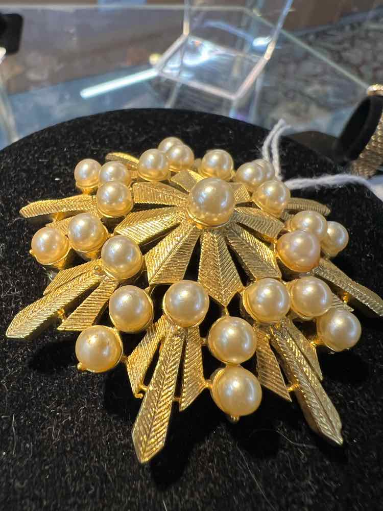 Vtg.Goldtone Pearl Brooch