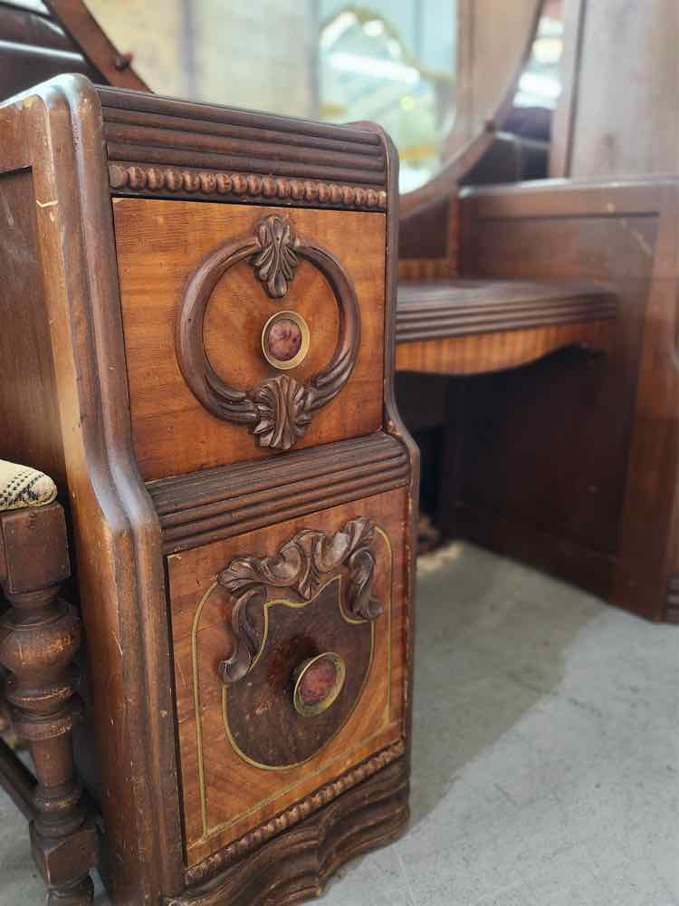 Vanity w/Mirror and Bench