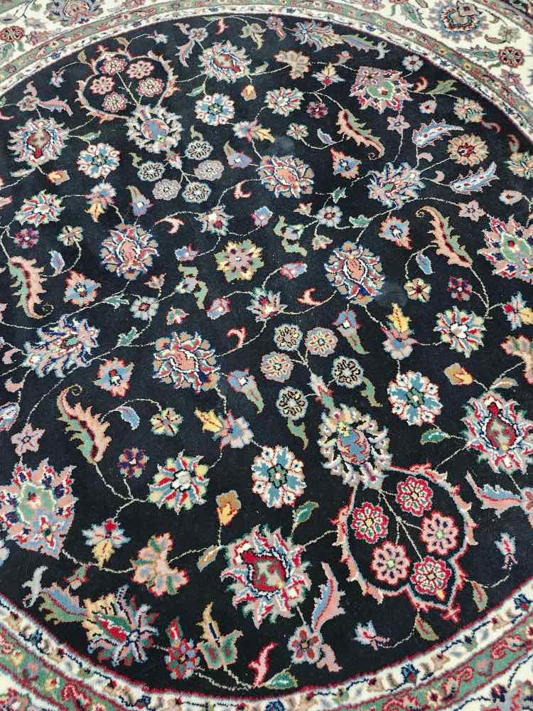 77" Round Black/Red Rug