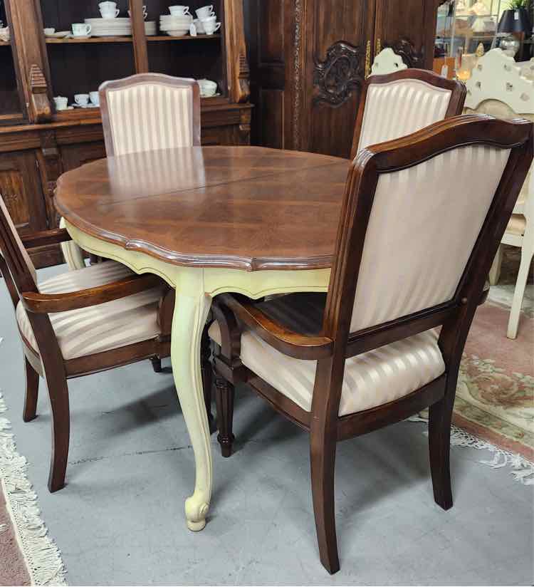 Table w/4 Chairs and Leafs