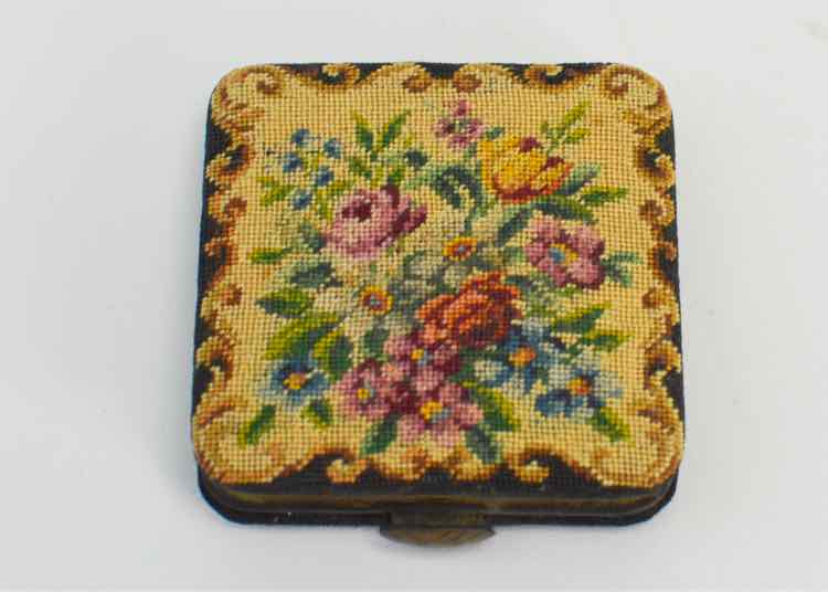 Vtg.Petit Compact w/Mirror & Puff