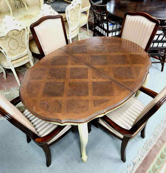 Table w/4 Chairs and Leafs