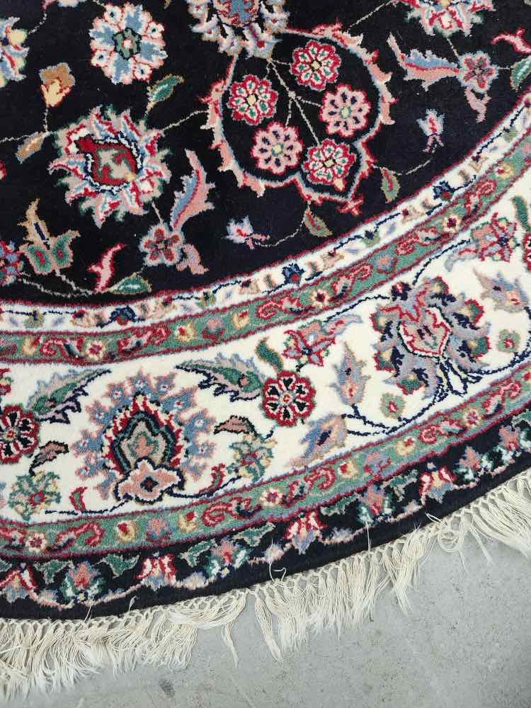 77" Round Black/Red Rug