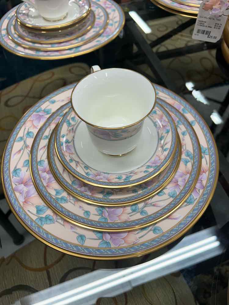 Noritake 10 Place Settings&Teapot