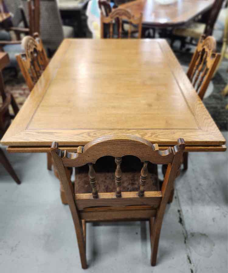 Antique Oak Table w/4 Chairs