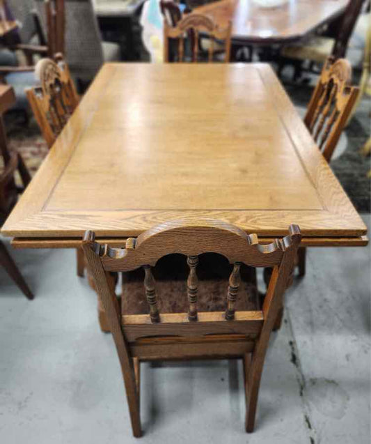 Antique Oak Table w/4 Chairs