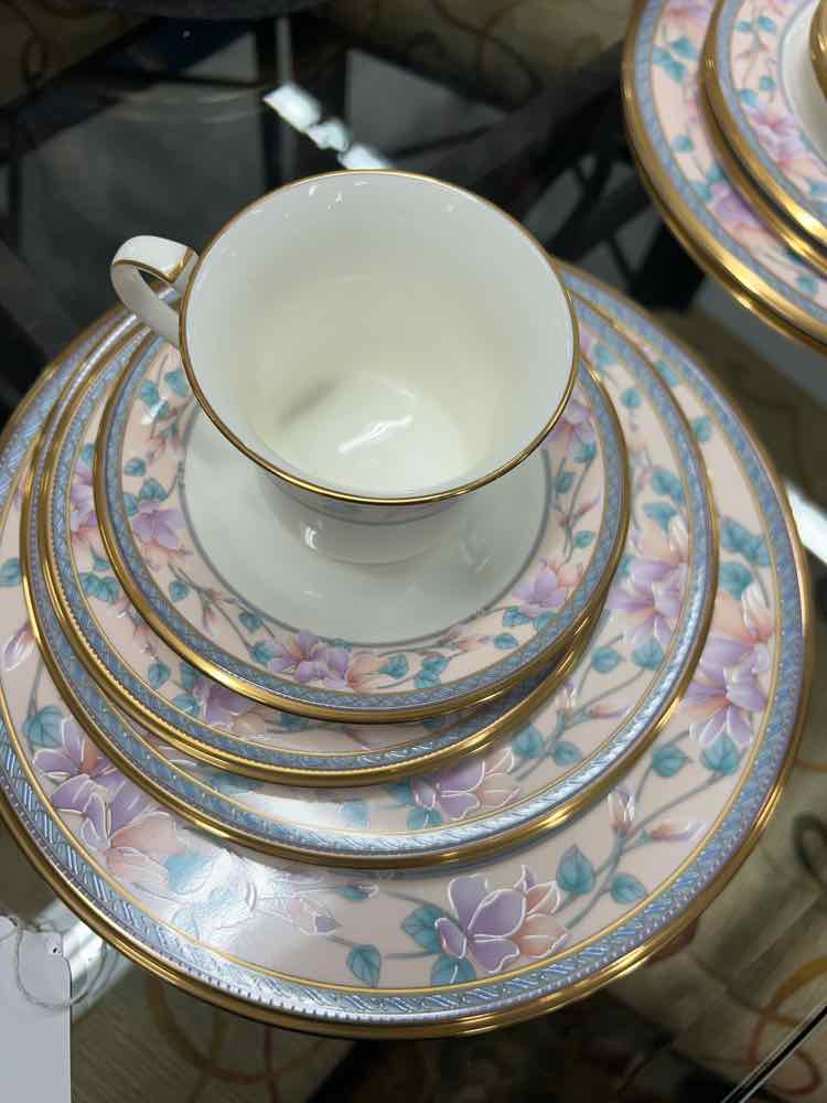 Noritake 10 Place Settings&Teapot