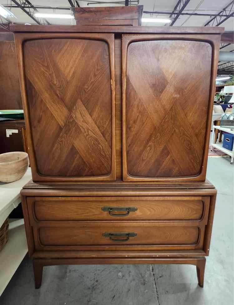 United Dresser