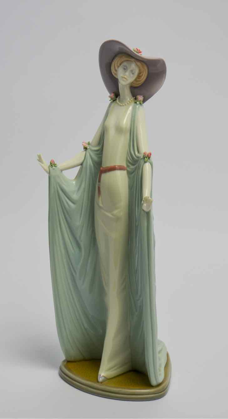 Llardo Silver Queen Statue