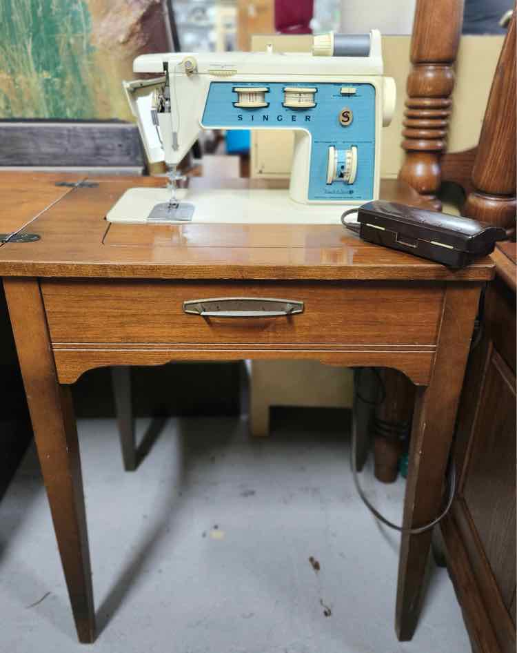 Sewing Machine w/Table