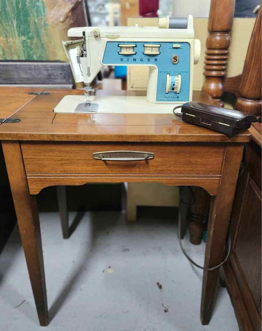 Sewing Machine w/Table