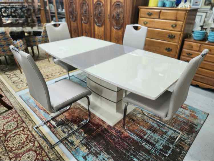 Modern Dining Table w/4 Chairs