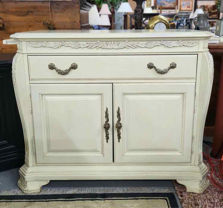 Bob Mackie Server